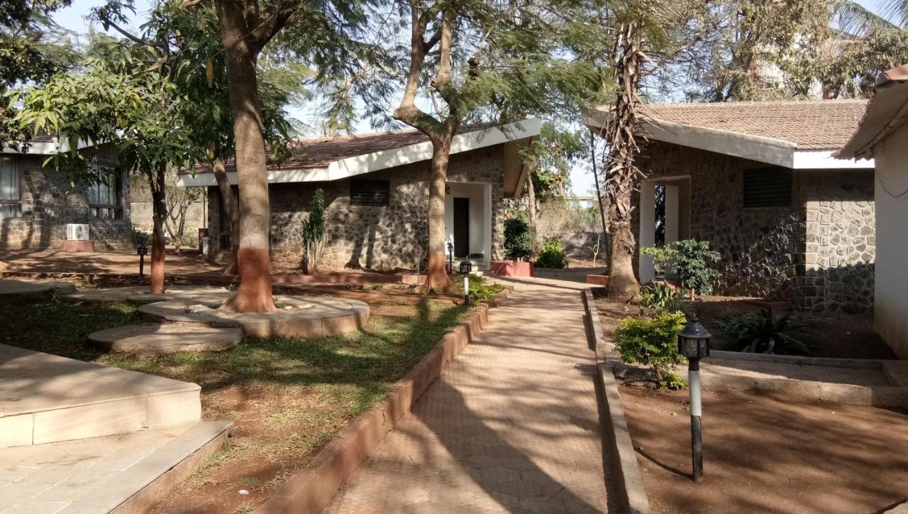 Caves County Resort Malegaon Экстерьер фото