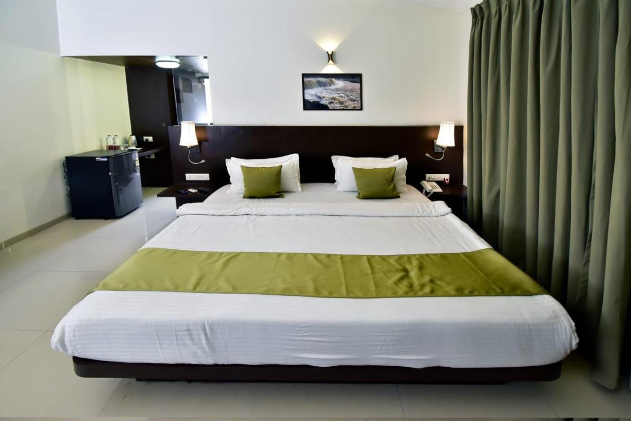 Caves County Resort Malegaon Экстерьер фото