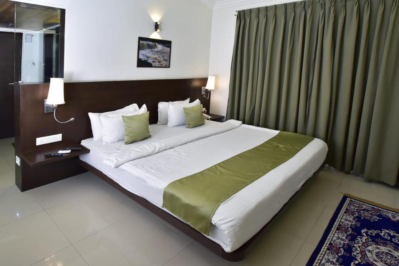 Caves County Resort Malegaon Экстерьер фото