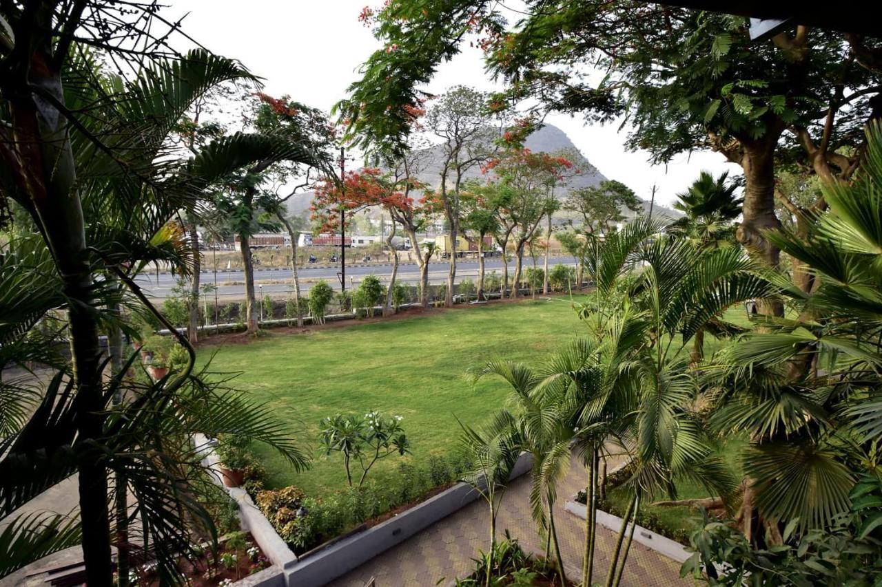 Caves County Resort Malegaon Экстерьер фото