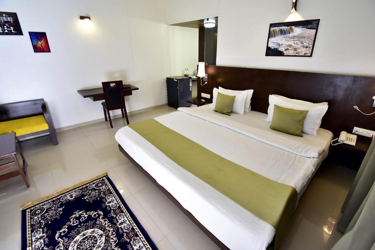 Caves County Resort Malegaon Экстерьер фото