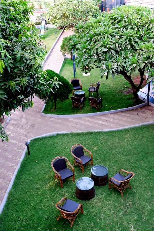 Caves County Resort Malegaon Экстерьер фото