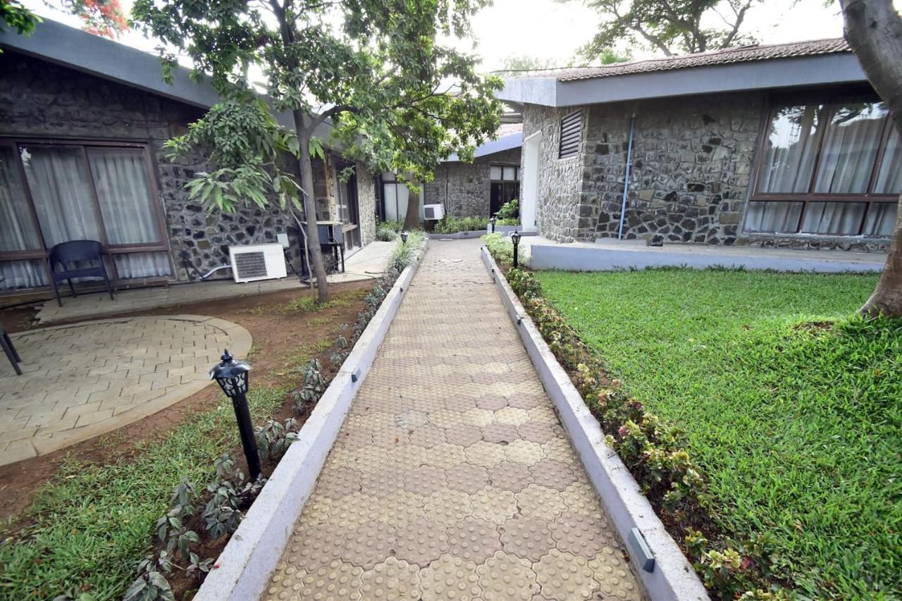 Caves County Resort Malegaon Экстерьер фото