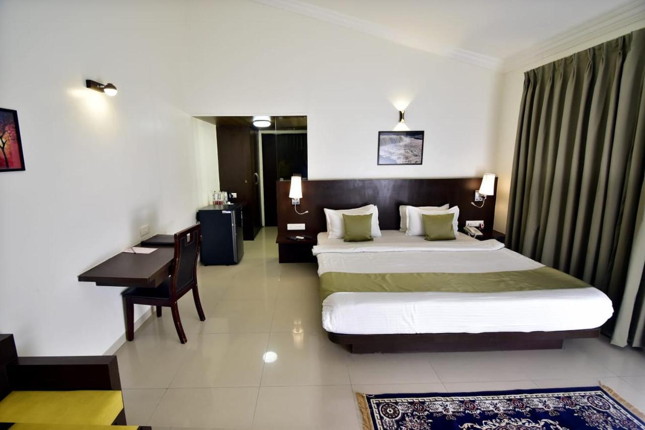 Caves County Resort Malegaon Экстерьер фото