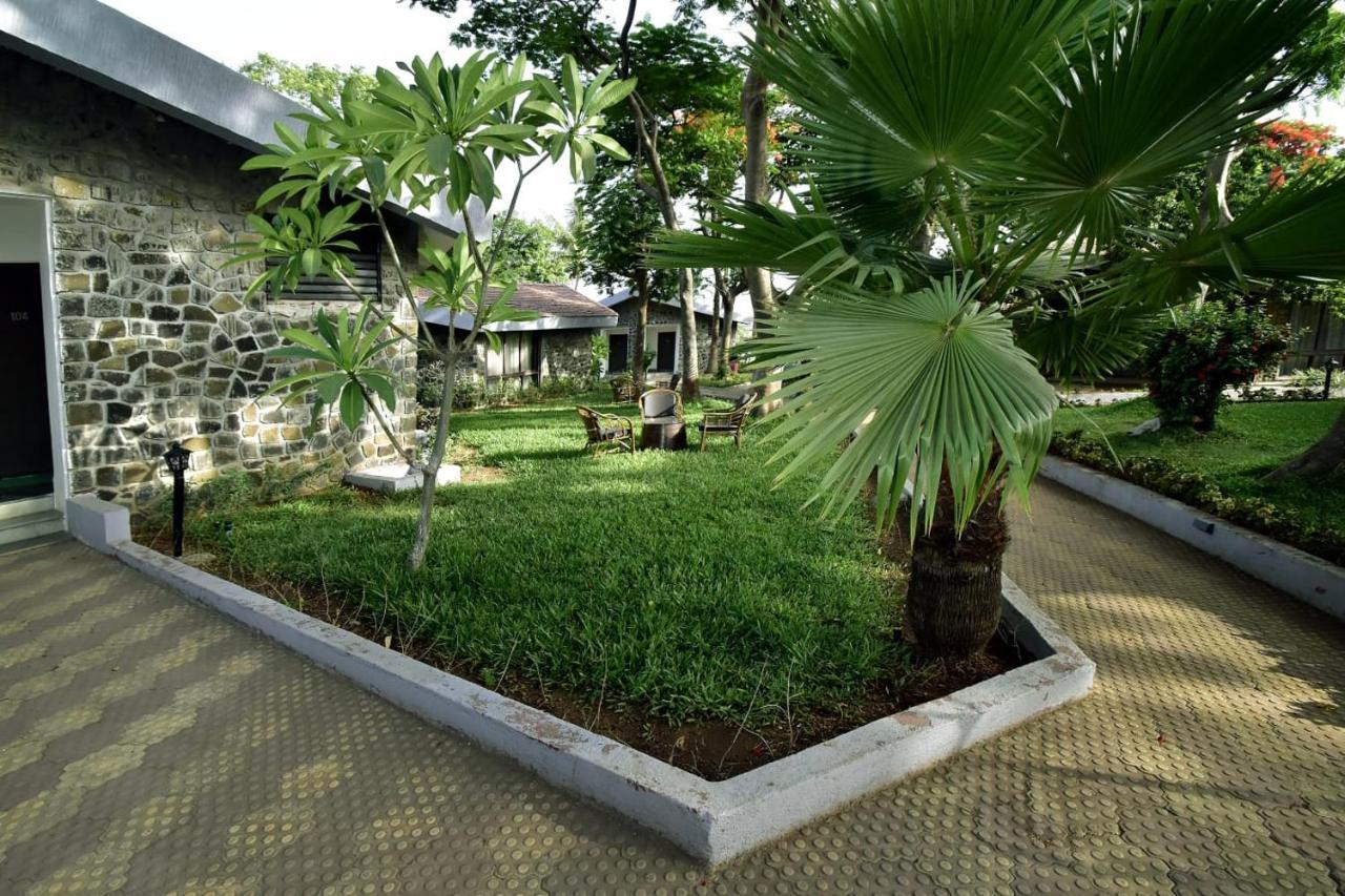 Caves County Resort Malegaon Экстерьер фото