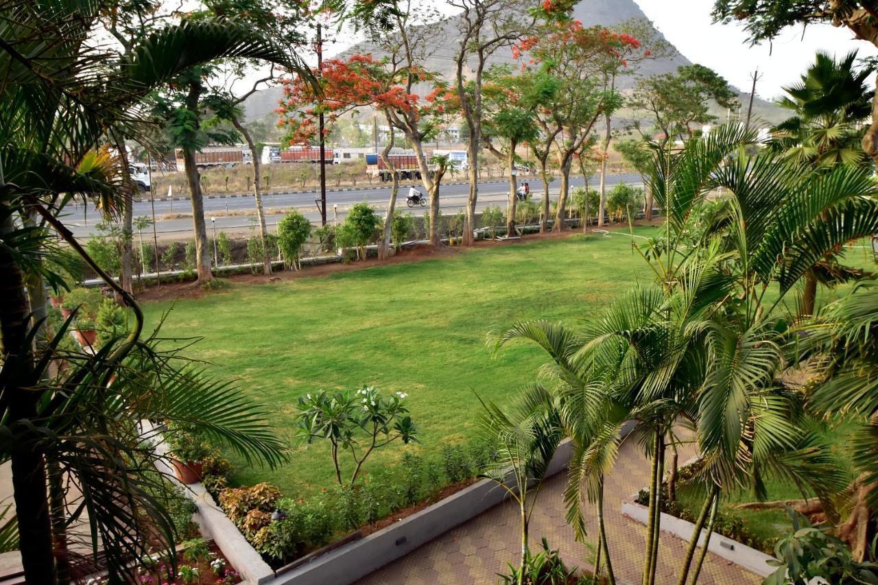 Caves County Resort Malegaon Экстерьер фото